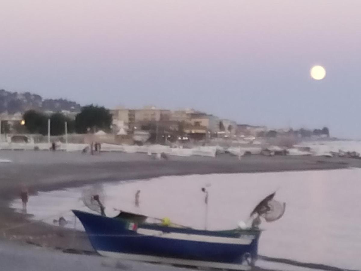 Appartamento Riviera Trilocale Wifi E Parcheggio Privato Ventimiglia Luaran gambar